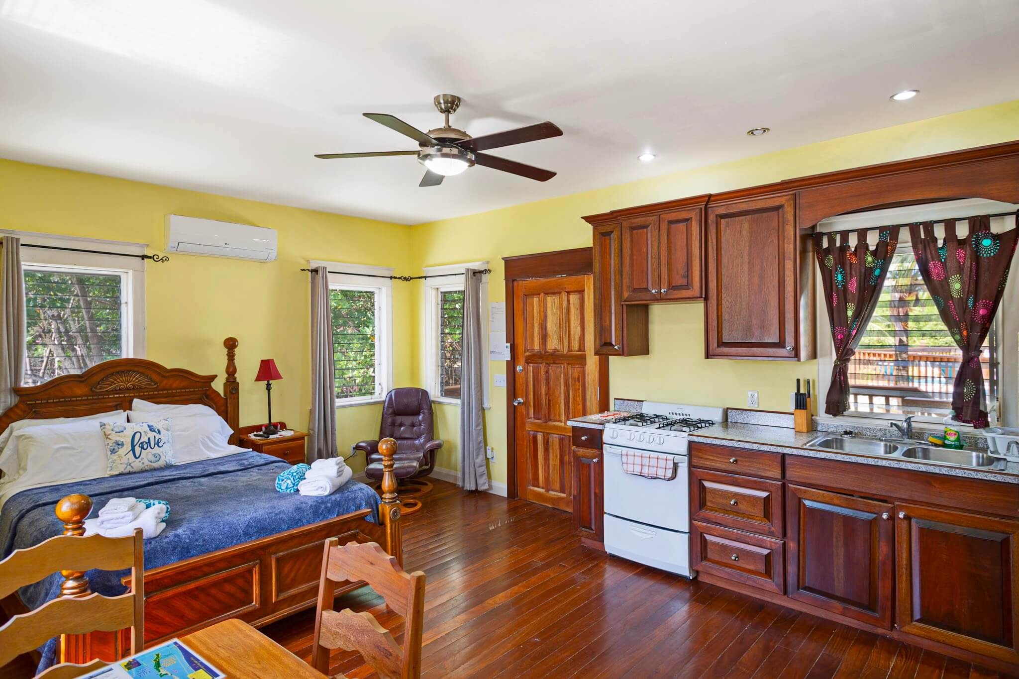 Cozy studio apartment with kitchen and bed.