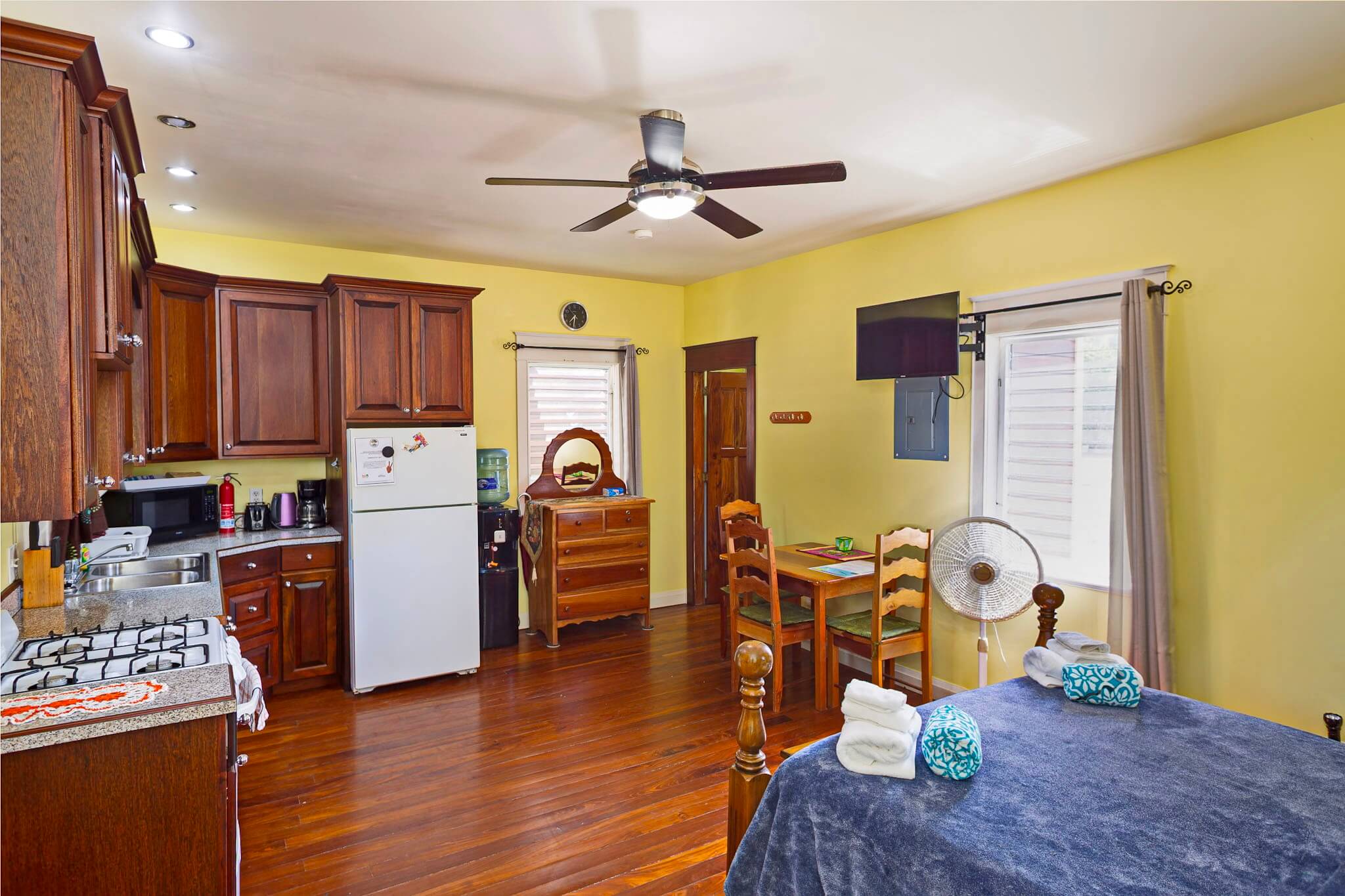 Cozy studio apartment with kitchen and bed.